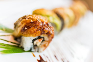 Lezzetli Japon suşi rulo