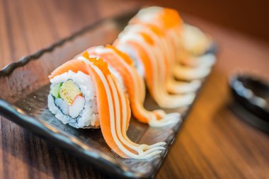 Lezzetli Japon suşi rulo