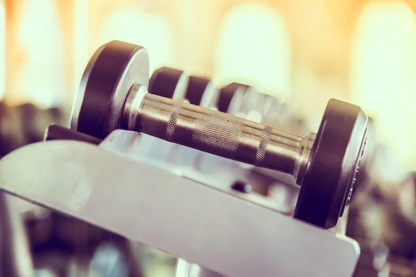 Hantelset im Fitnessstudio — Stockfoto