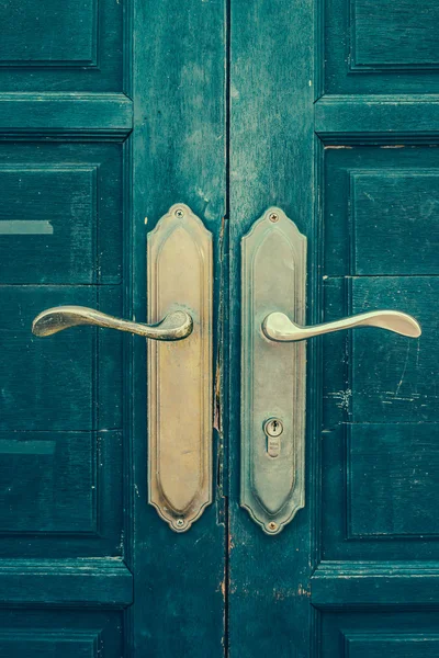Старые дверные ручки — стоковое фото