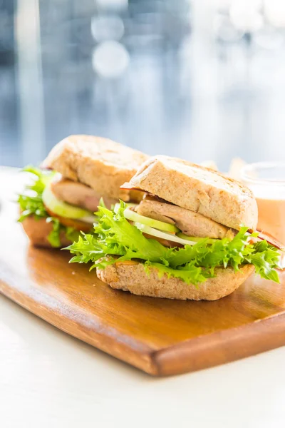 チキン ・ サンドイッチとフレンチ フライ — ストック写真
