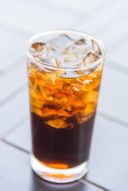 Buzlu kola bardağı.