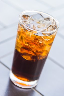 Buzlu kola bardağı.