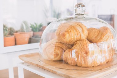 Beyaz tabak üzerinde ekmek