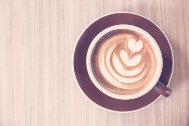 Kahve fincanı ahşap masada.