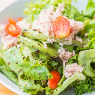 Ton balığı salatası