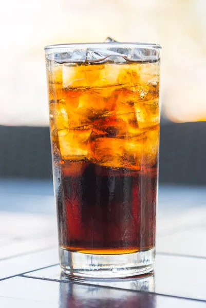 Cola glas met ijsblokjes — Stockfoto