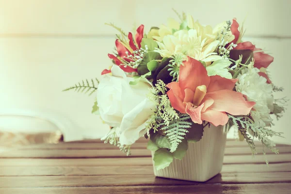 Fleurs vintage dans un vase — Photo