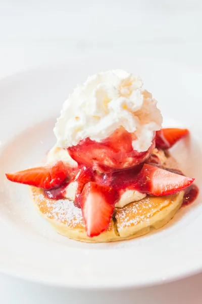 Pancake with strawberry and ice cream — Stock Photo, Image