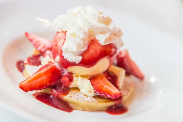 Pannkaka med jordgubbar och glass — Stockfoto