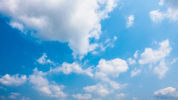 Wolken op blauwe lucht — Stockfoto