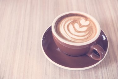 Kahve fincanı ahşap masada.