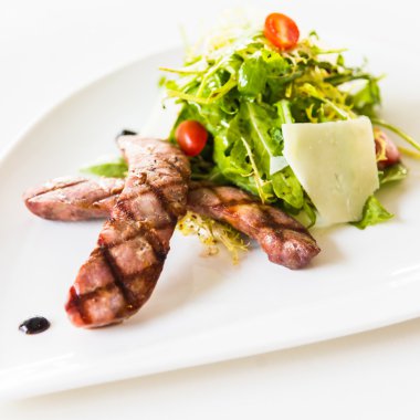 Beyaz tabak salataya sosis