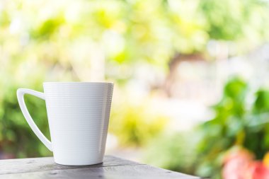 Kahve fincanı ahşap masada.