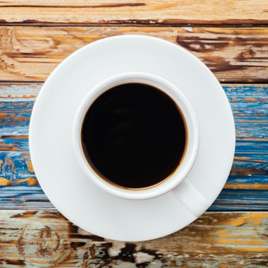 Kahve fincanı ahşap masada.