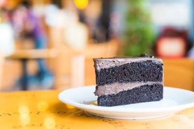 Beyaz tabakta çikolatalı pasta.