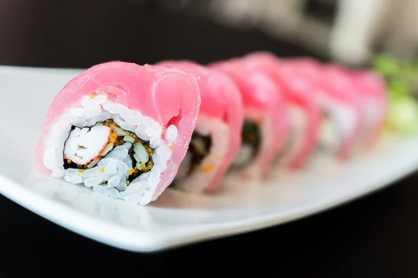 Köstliche japanische Sushi-Rollen — Stockfoto