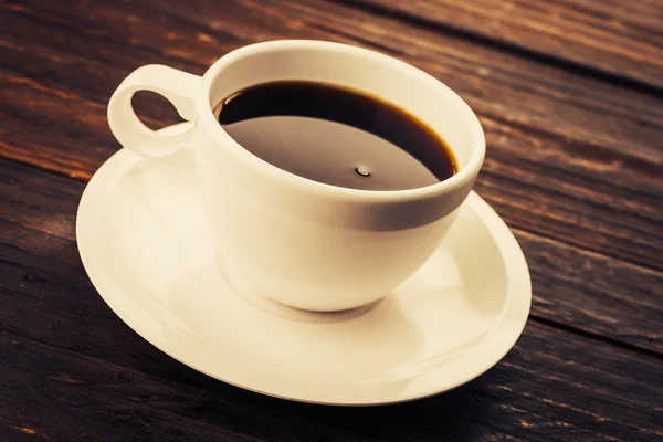 Coffee cup on wooden table — Stock Photo, Image