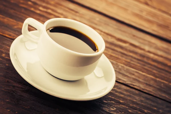 Xícara de café na mesa de madeira — Fotografia de Stock