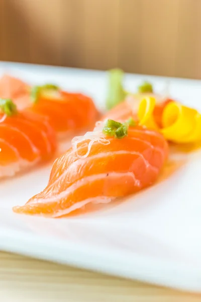 Deliciosos rollos de sushi japonés —  Fotos de Stock
