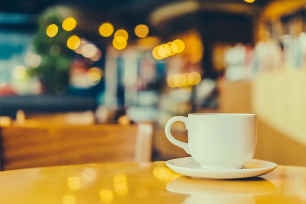 Kaffeetasse auf Holztisch — Stockfoto