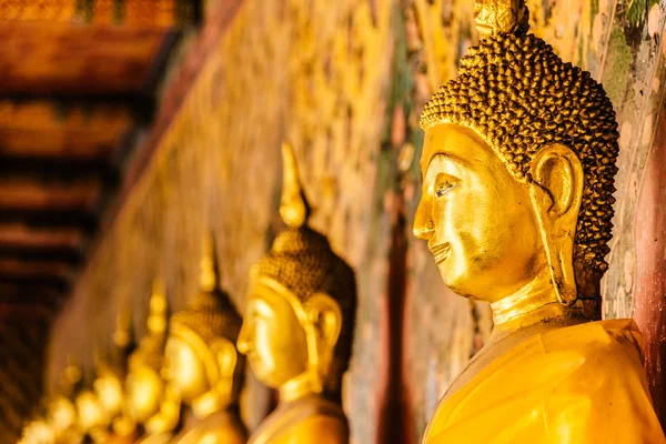 Posąg Buddy w wat arun — Zdjęcie stockowe