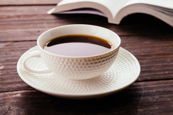 Taza de café sobre mesa de madera — Foto de Stock