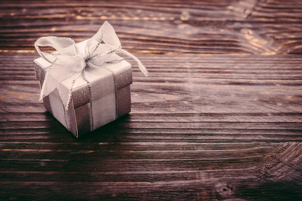 Geschenkbox auf Holzgrund — Stockfoto