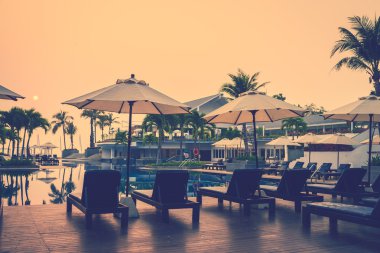 Şezlong ve şemsiyeler