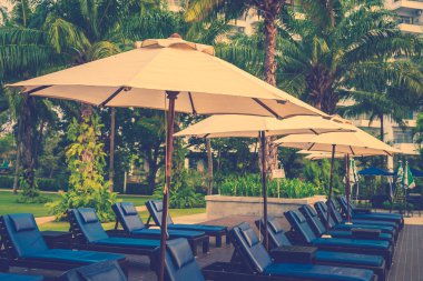 Şezlong ve şemsiyeler