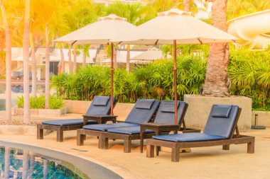 Havuz kenarında şezlong