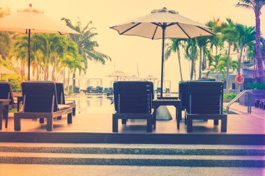 Havuz kenarında şezlong