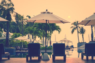 Havuz kenarında şezlong