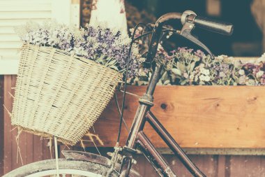 Çiçekli klasik bisiklet.