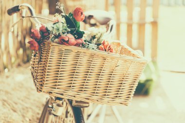 Çiçekli klasik bisiklet.