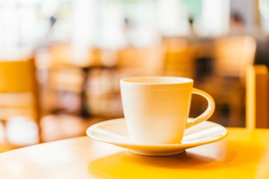 Kahve fincanı ahşap masada.