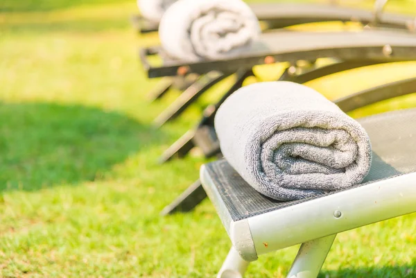 Toalha na piscina da cama — Fotografia de Stock