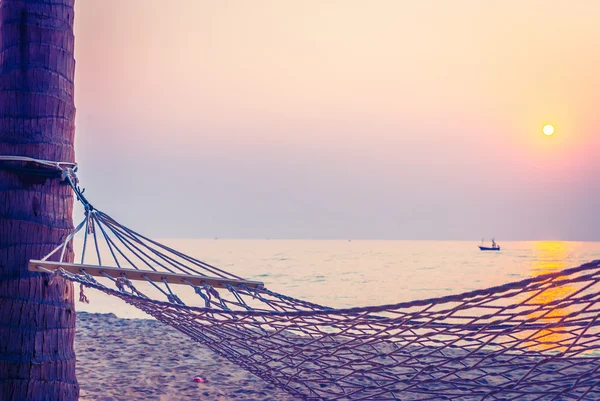 Rede na praia ao pôr-do-sol — Fotografia de Stock