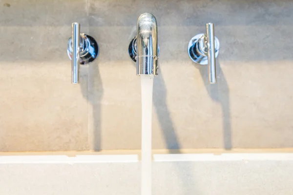 Wasserhahn im Badezimmer — Stockfoto