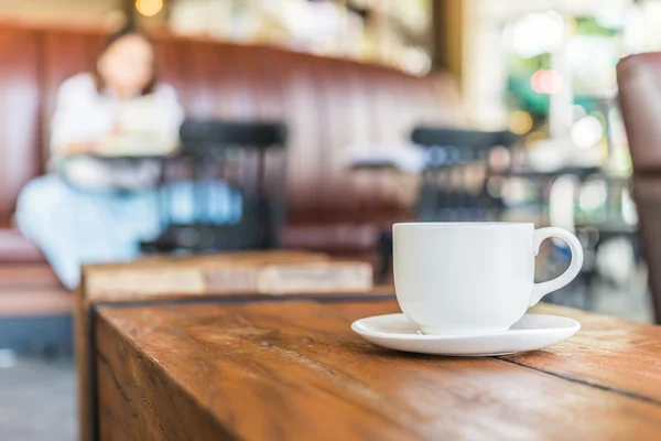 Kaffekopp på träbord — Stockfoto