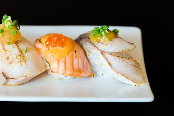 Deliciosos rollos de sushi japonés — Foto de Stock