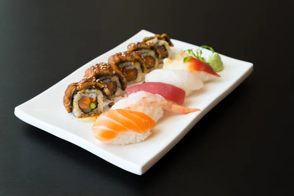 Läckra japanska sushi rullar — Stockfoto