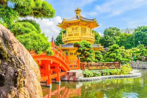 Gold Chinese pavilion at the park — Stock Photo, Image
