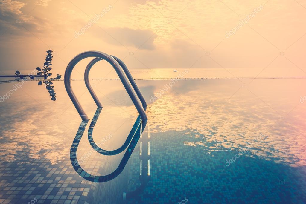 Treppenschwimmbecken in der Dämmerung — Stockfoto © mrsiraphol #68211353