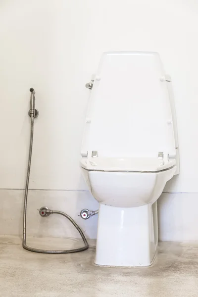 Cuvette de toilette dans la salle de bain — Photo
