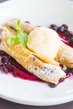 Tatlı krep dondurma ile