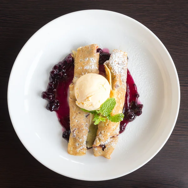 Dessert Crêpe mit Eis — Stockfoto