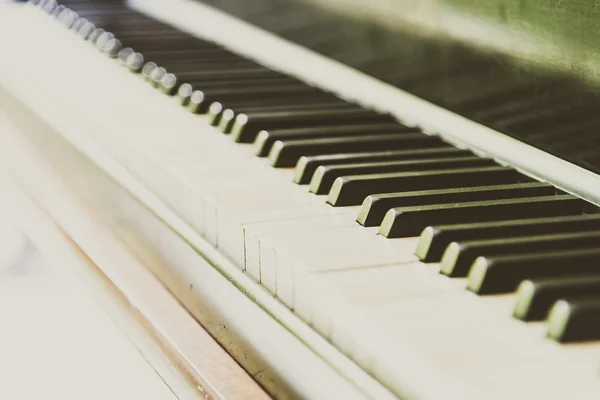 Teclas de piano preto e branco — Fotografia de Stock