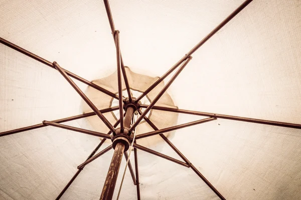 Зонтичный фонтан — стоковое фото