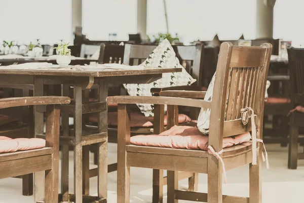 Mesa y sillas en el restaurante —  Fotos de Stock